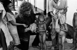 Bangladesh, 103-029-27
Il missionario e una donna asciugano dei bambini in un rifugio, 2009
Associazione Tokai Songho, Dacca (Bangladesh)