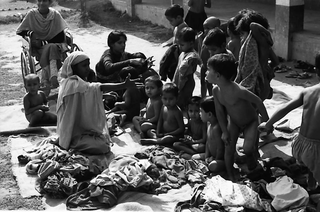 Bangladesh, 103-029-36
Bambini nudi assistiti da due donne all'esterno, 2009
Associazione Tokai Songho, Dacca (Bangladesh)