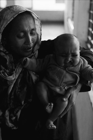 Bangladesh, 103-029-11
Neonato con labbro leporino in braccio a una donna, 2009
Dacca (Bangladesh)