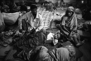 Bangladesh, 103-028-28
Persone sedute e sdraiate a terra in una struttura di servizio ospedaliero, 2009
Dacca (Bangladesh)