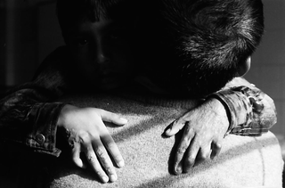 Bangladesh, 103-027-10
Dettaglio delle mani ustionate di un bambino in braccio a un uomo, 2009
Dacca (Bangladesh)