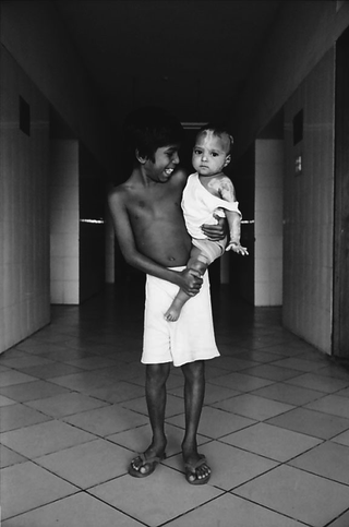 Bangladesh, 103-024-27
Bambino con ustioni in braccio a un ragazizno in interno, 2009
Dacca (Bangladesh)