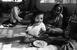 Bangladesh, 103-024-36
Bambino mangia un piatto di riso, 2009
Dacca (Bangladesh)