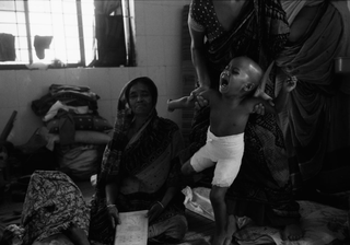 Bangladesh, 103-024-14
Donne e bambino in interno, 2009
Dacca (Bangladesh)