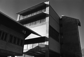 Architettura, 021-011-19
Particolari dell'abitazione e dell'edificio di mobili di Ferdinando Baleri, 1975
Albino (Bergamo) (Italia)